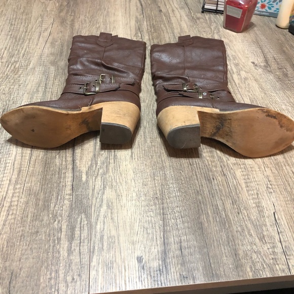 Heeled brown boots with gold clasps - Picture 3 of 5